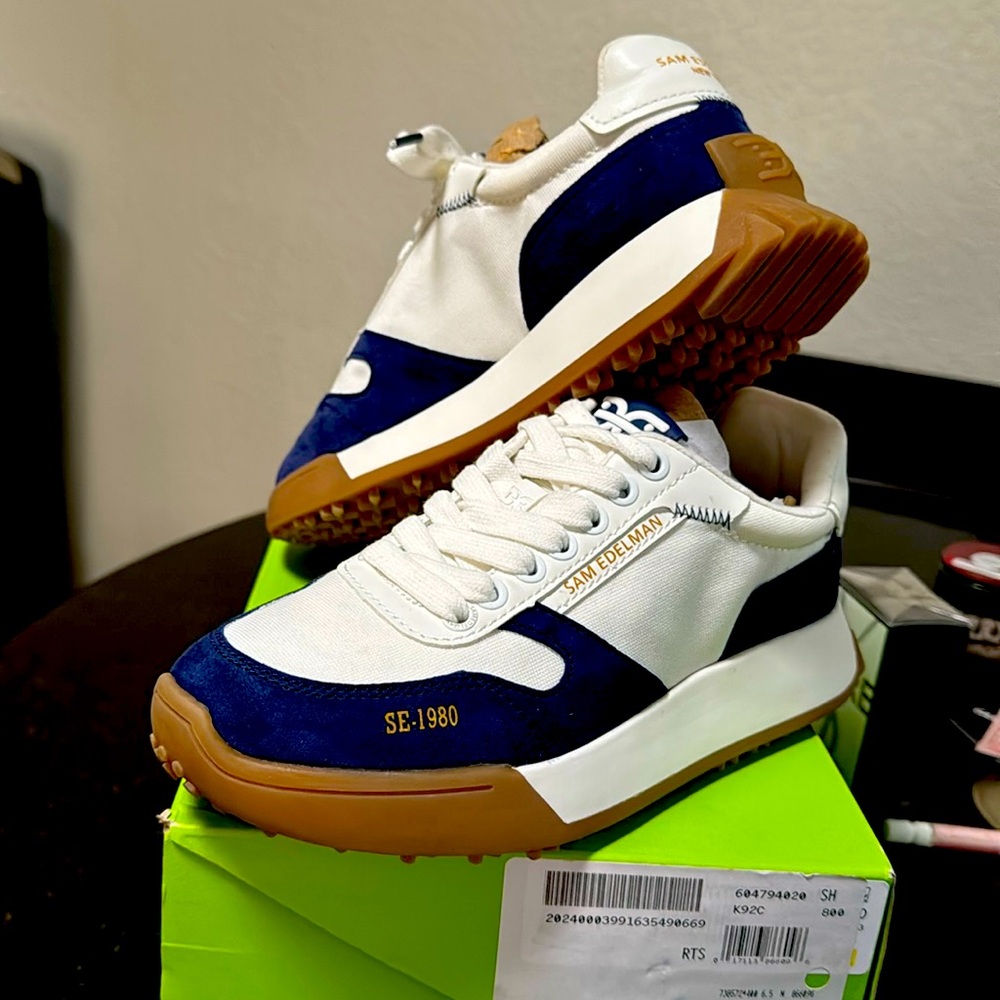 New in box Sam Edelman Layla Sneaker in Navy Suede Nylon